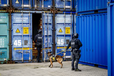 rotterdam-een-speciaal-team-tijdens-een-demonstratie-over-de-werkwijze-van-de-douane-na-afloop-van-d.webp