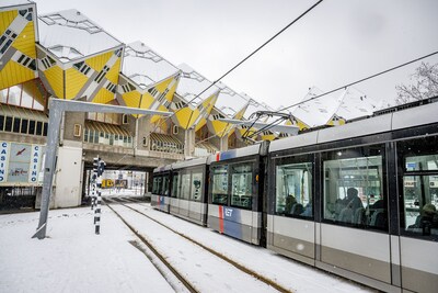 rotterdam-een-tram-rijdt-door-een-wit-gekleurd-rotterdam-het-knmi-heeft-code-oranje-gegeven-voor-gro.jpeg