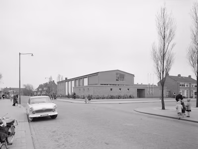 rotterdam-hoogvliet-17-3-1960-het-recreatiegebouw-aan-de-oude-wal-en-de-sorongstraat-in-hoogvliet-fo.avif