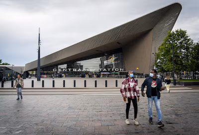 rotterdam-voetgangers-met-mondkapjes-voor-het-centraal-station-in-rotterdam-in-de-havenstad-en-omstr.avif