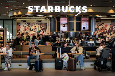 schiphol-een-vestiging-van-koffieketen-starbucks-in-lounge-1-het-winkel-en-horecagebied-na-de-veilig.webp
