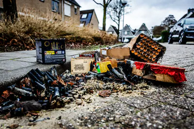 serie-afgekocht-adr-nlbeeld-jg20260101-001-maasdam-vuurwerk-afval-in-een-straat-van-een-woonwijk-dez.webp
