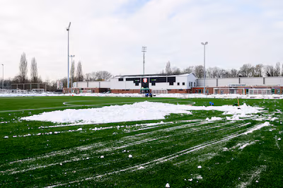 sneeuw-op-trainingsveld-fc-dordrecht.avif