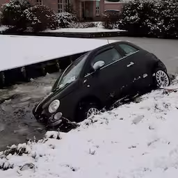 spekgladde-wegen-in-heel-nederland-autos-te-water-in-boskoop.jpg
