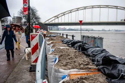 the-municipality-of-deventer-is-placing-sandbags-on-the-quay-to-protect-the-old-city-center-due-to-t.webp
