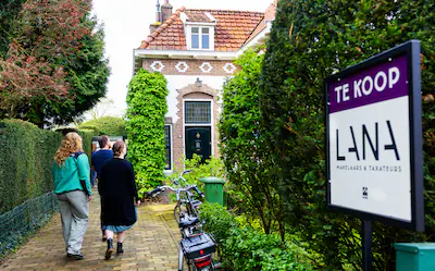 tiel-kijkers-tijdens-de-landelijke-open-huizen-dag-van-de-nvm-woningzoekers-kunnen-op-deze-dag-zonde.webp