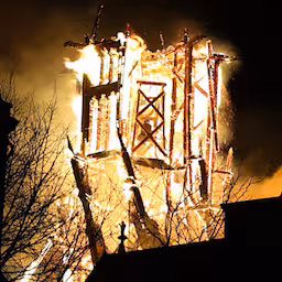 toren-van-vondelkerk-stort-in-tijdens-brand-in-amsterdam.jpg