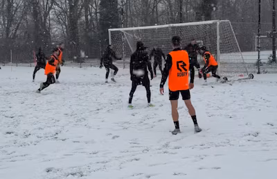 training-fortuna-op-besneeuwd-voetbalveld.avif