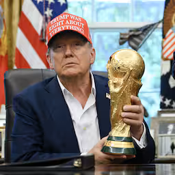 trump-mag-van-fifa-baas-infantino-beker-uitreiken-na-finale-wk-voetbal.jpg