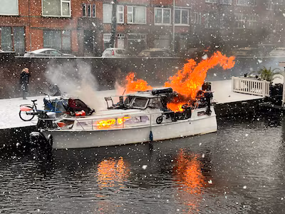 uitslaande-brand-op-een-plezierjacht-in-den-haag.avif