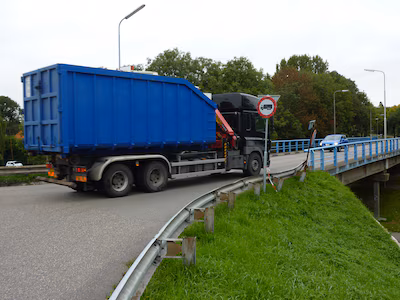 verbod-vrachtverkeer-burgemeester-van-t-hoffweg-zwijndrecht-massaal-genegeerd.avif