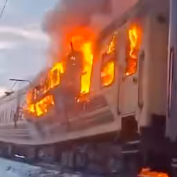 vlammen-slaan-uit-trein-na-dodelijke-russische-droneaanvallen.jpg