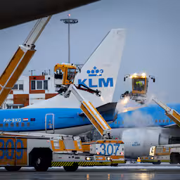 vloeistof-voor-ijsvrij-maken-van-vliegtuigen-op-schiphol-raakt-op.jpg