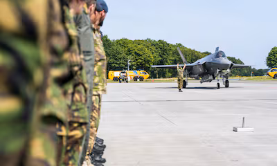 volkel-de-eerste-vier-f-35-gevechtsvliegtuigen-komen-tijdens-een-ceremonie-aan-op-vliegbasis-volkel.avif