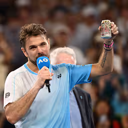 wawrinka-40-neemt-met-blikje-bier-op-de-baan-afscheid-van-australian-open.jpg