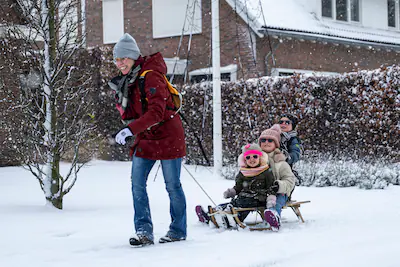 wdw20260107-005-vrijefoto-enter-kinderen-en-ouders-met-sleeen-door-het-winterweer-in-twente-sneeuwpr.webp