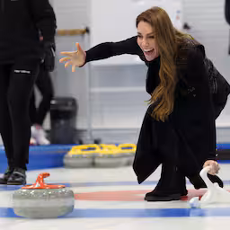 william-en-kate-spelen-curling-in-schots-stirling.jpg