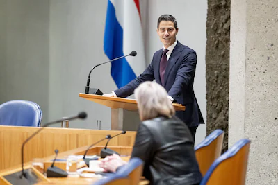 2026-02-03-14-02-53-den-haag-rob-jetten-d66-tijdens-een-debat-in-de-tweede-kamer-over-het-coalitieak.webp