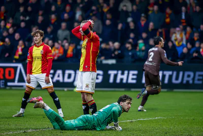 2026-02-08-16-24-04-deventer-giovanni-van-zwam-of-go-ahead-eagles-go-ahead-eagles-keeper-jari-de-bus.webp