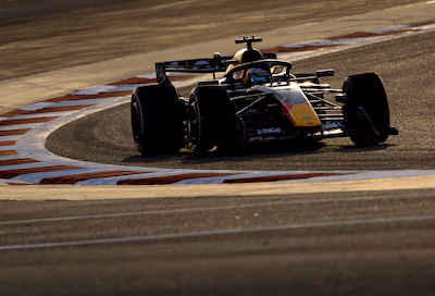 2026-02-11-16-46-45-bahrein-max-verstappen-red-bull-racing-in-actie-tijdens-de-eerste-testdag-op-het.avif