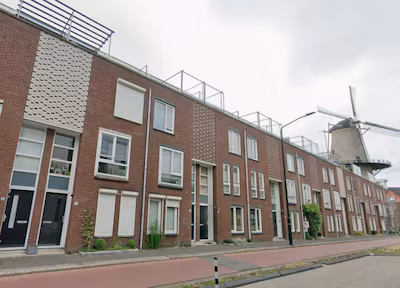 aan-de-noordendijk-staan-twee-huizen-naast-elkaar-te-koop.avif