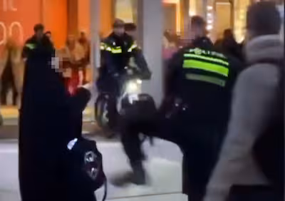 agent-gebruikt-geweld-tegen-twee-moslima-vrouwen-het-incident-was-afgelopen-maandag-26-01-2025-nabij.avif