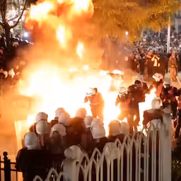 albanese-demonstranten-gooien-molotovcocktails-op-agenten-in-tirana.jpg