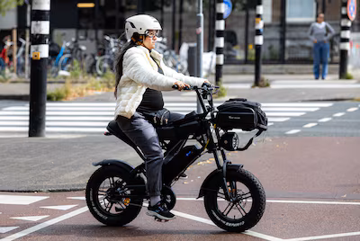 amsterdam-een-fietser-met-helm-op-een-fatbike-op-een-fietspad-bij-de-weesperstraat-het-kabinet-wil-e.avif