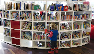 amsterdam-kinderboeken-op-de-afdeling-jeugd-van-de-openbare-bibliotheek-van-amsterdam-anp-photo-koen.webp