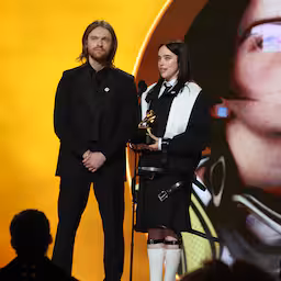 bad-bunny-en-billie-eilish-winnen-bij-grammys-en-spreken-zich-uit-tegen-ice.jpg