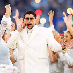 bad-bunny-zingt-spaanstalige-hits-en-maakt-statements-bij-super-bowl.jpg