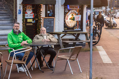 cafe-locus-waar-het-terras-niet-meer-terug-mag-komen-door-een-gl-eidelijn-voor-blinden-aan-het-tafel.avif