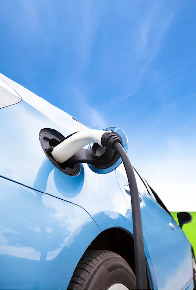charging-of-an-electric-car-with-cloud-background-elektrische-auto-rijden-opladen-snelladen.webp