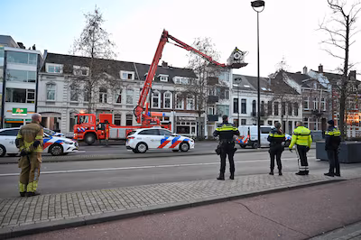 de-dief-kon-niet-meer-zelf-van-het-dak-af-komen-in-tilburg.avif