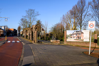 de-makelaar-heeft-een-impressie-van-de-nieuwe-bockhorn-opgehangen-bij-de-beoogde-bouwlocatie-in-albl.avif