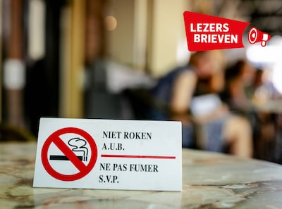 delft-een-bordje-verzoekt-mensen-niet-te-roken-op-het-gedeeltelijk-rookvrije-terras-van-cafe-kobus-k.jpeg