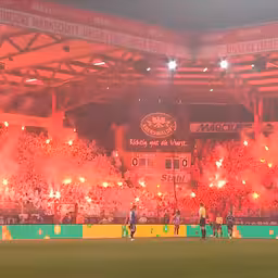 fans-hullen-stadion-tijdens-bundesliga-wedstrijd-volledig-in-rook.jpg