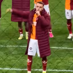feestende-noa-lang-zweept-galatasaray-fans-op-na-basisdebuut.jpg