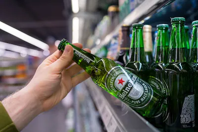 heineken-bier-in-de-supermarkt-in-fles.webp
