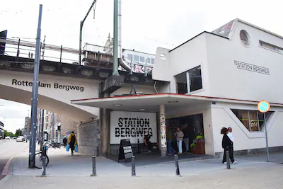 het-oude-treinstation-werd-in-2024-omgetoverd-tot-foodhall-station-bergweg.webp