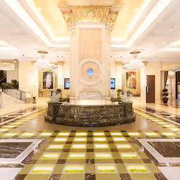 hotel-in-macau-sloopt-gouden-lobby-en-verkoopt-staven-voor-11-miljoen-euro.jpg