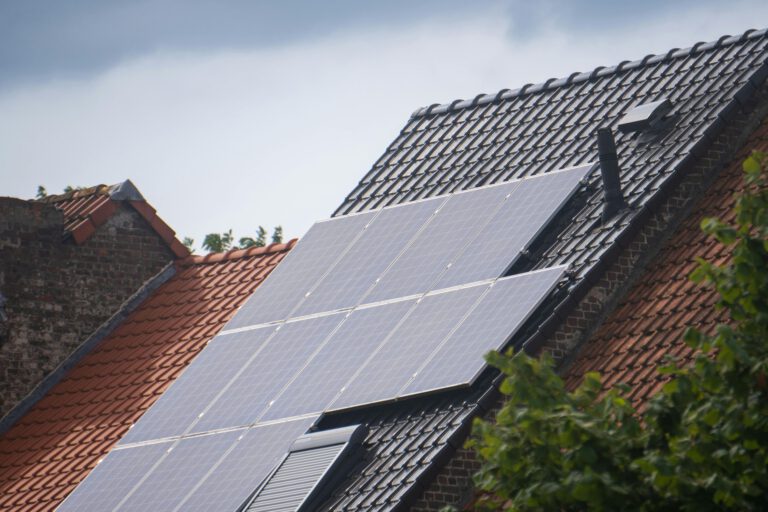 https3A2F2Fwww.metronieuws.nl2Fwp-content2Fuploads2F20242F092Fzonnepanelen.jpg