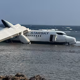 inzittenden-somalisch-vliegtuig-ongedeerd-na-crashlanding-in-indische-oceaan.jpg
