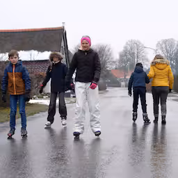 kinderen-maken-van-code-rood-een-deugd-en-schaatsen-op-straat.jpg