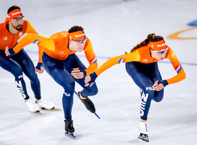 kjeld-nuis-jenning-de-boo-en-femke-kok-tijdens-een-training-voor-de-olympische-winterspelen-in-het-m.webp