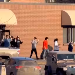 leerlingen-verlaten-school-na-dodelijke-schietpartij-in-canada.jpg