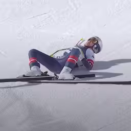 lindsey-vonn-vliegt-door-de-lucht-en-maakt-nare-smak-tijdens-afdaling.jpg