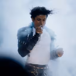 neef-speelt-rol-van-michael-jackson-en-doet-moonwalk-in-trailer.jpg