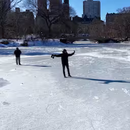 new-yorkers-filmen-zichzelf-in-extreme-kou-op-ijs-van-central-park.jpg