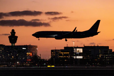 nlbeeld-jg20250112-001-schiphol-een-vliegtuig-landt-op-schiphol-in-de-vroege-ochtend-tijdens-zonsopg.webp